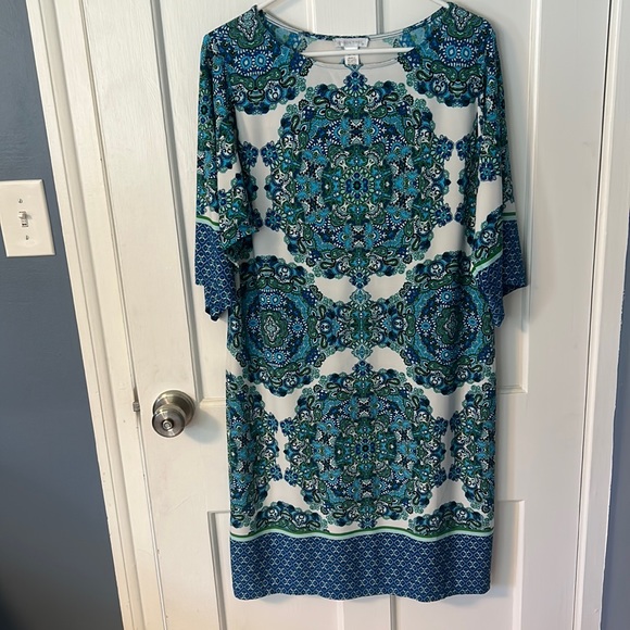 Super Flattering Shift Dress - Picture 1 of 4